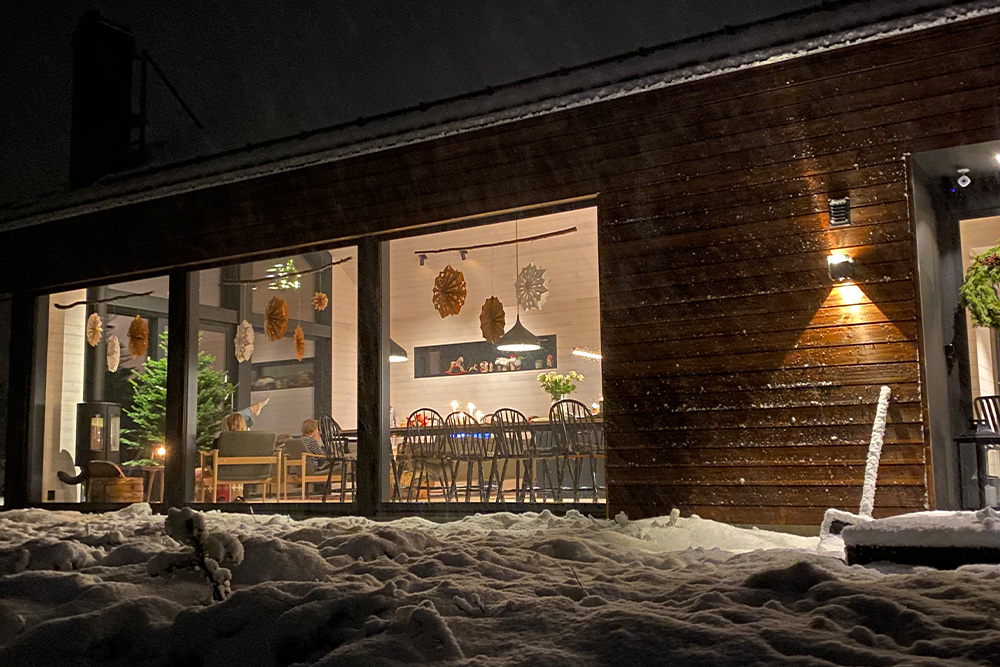 Utvendig bilde av hytta til finalist nummer 1 i hytteprisen 2022. Hvitlasert kvistfritt panel i hele hytta.