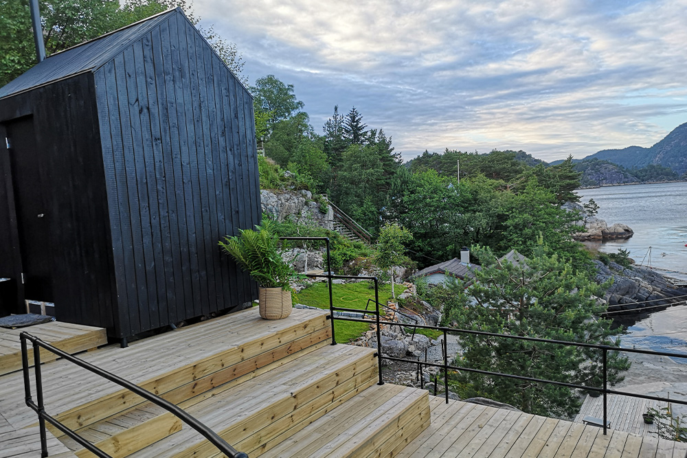 Bilde av naust med terrasse og uteplass finalist nummer 7 hytteprisen 2022.