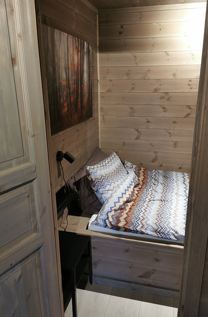 Bilde av soverom på hytta til finalist nummer 6 i hytteprisen 2022. 