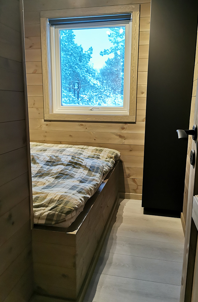 Bilde av soverom på hytta til finalist nummer 6 i hytteprisen 2022. 
