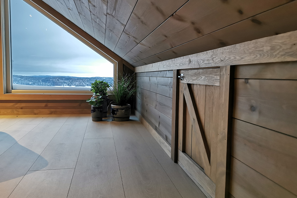 Bilde av lagring i kneloft på hytta til finalist nummer 6 i hytteprisen 2022. 