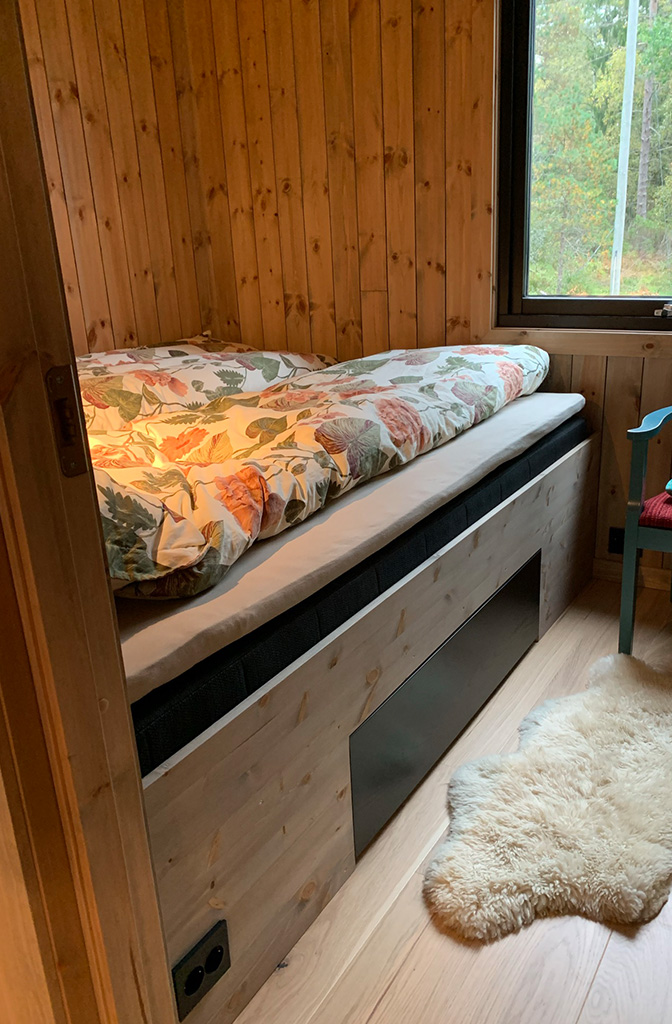 Bilde av plassbygd seng på hytta. Finalist nummer 5 i hytteprisen 2022.