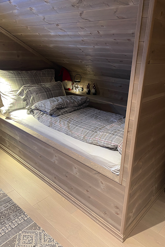 Bilde av sengeplass på klassisk hytte. Finalist nummer 11 i hytterprisen 2022.