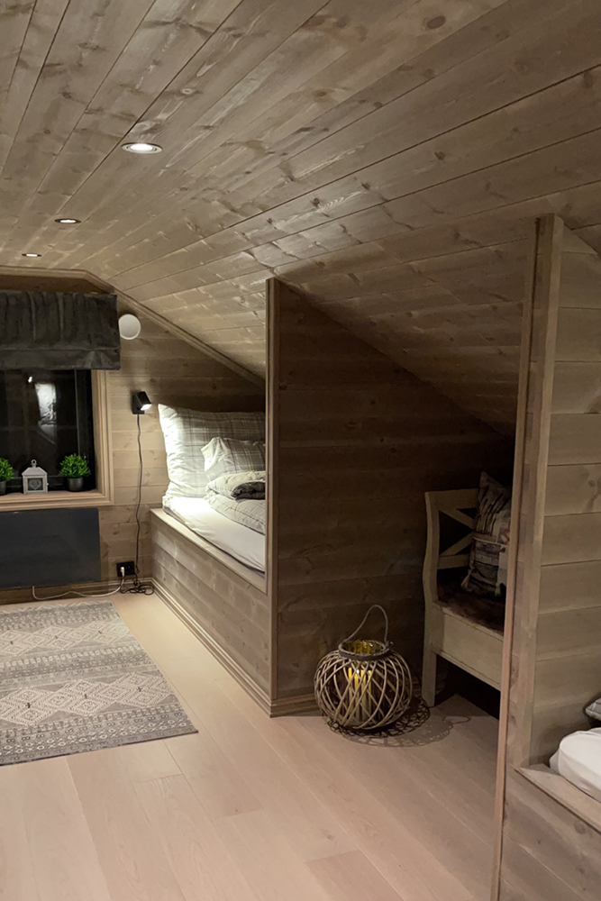 Bilde av sengeplass på klassisk hytte. Finalist nummer 11 i hytterprisen 2022.